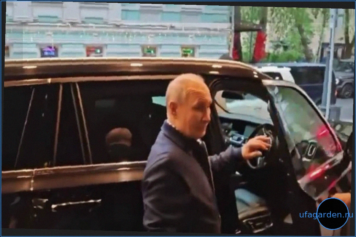 Владимир Путин за рулем Aurus доставил свою учительницу в Кремль