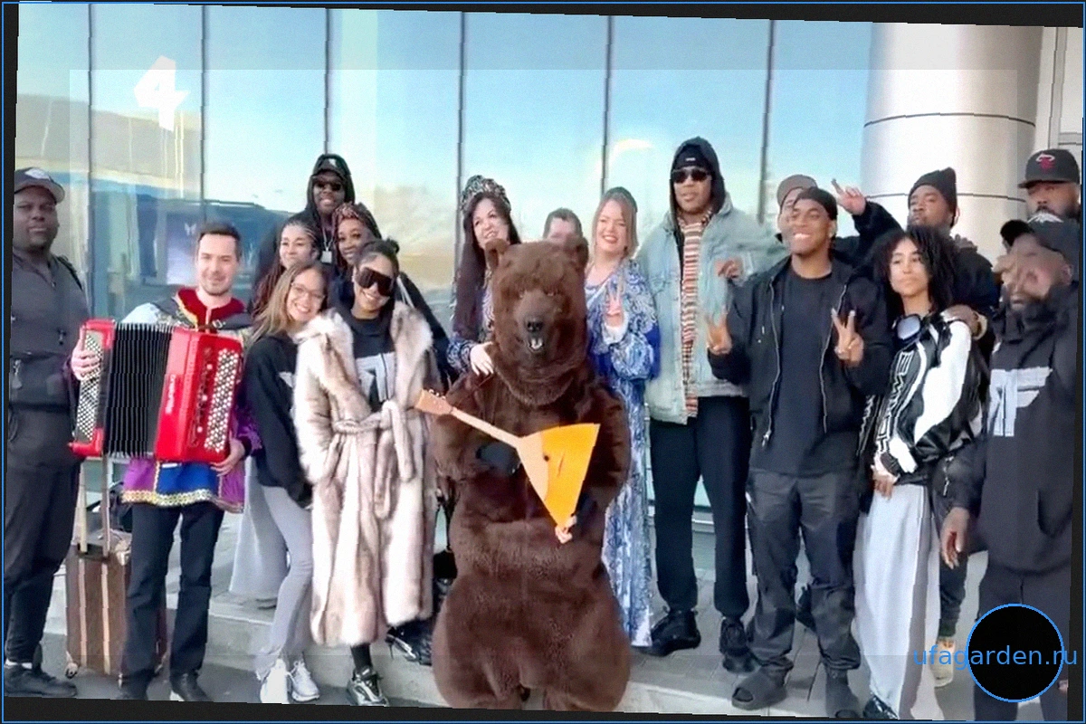 Рэпера Flo Rida встретили в Москве необычным шоу: хит Low в народном стиле и медведь